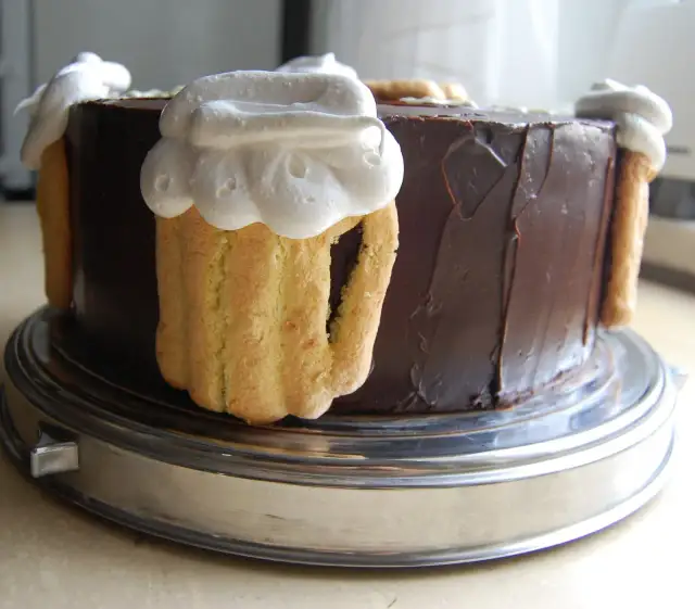 Jak zrobić tort z piwa krok po kroku - prosty przepis na ciasto piwne