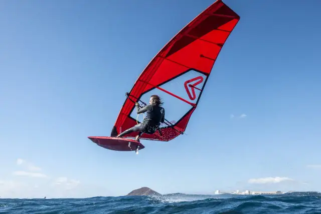 Jaki żagiel windsurfingowy? Dobierz idealny rozmiar na wiatr!
