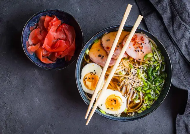 Miseczka z marynowanym imbirem i aromatyczny ramen z jajkiem i plastrami mięsa. Idealne, co podać oprócz sushi.