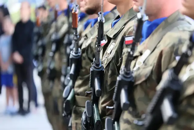 Praca po studiach wojskowych WAT: pewna kariera w wojsku i więcej