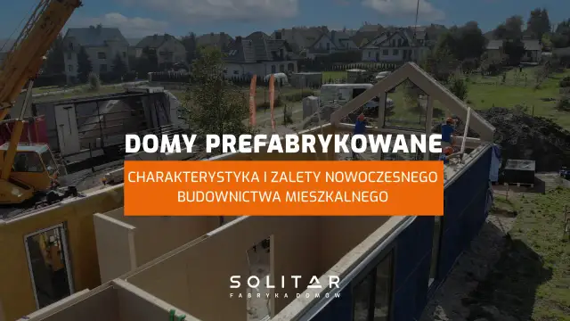 Budowa domu prefabrykowanego z żurawiem i pracownikami.