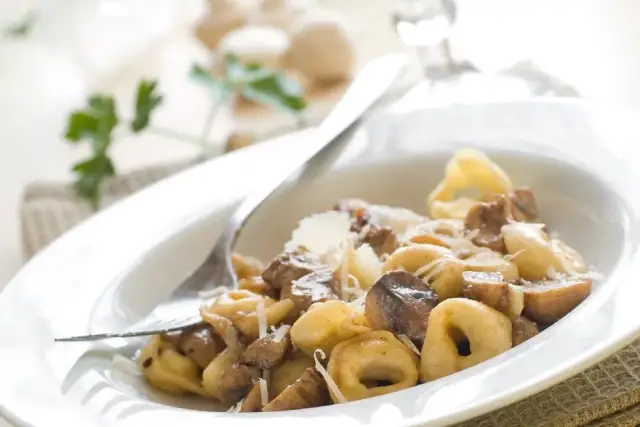 Najlepsze sosy do tortellini z grzybami, które zachwycą smakami