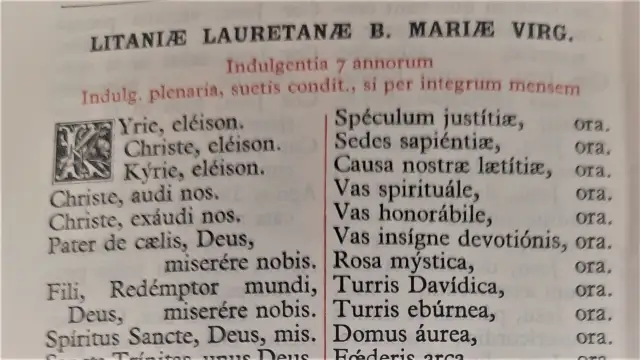 Fragment tekstu z Litanią Loretańską, widoczne wezwania i ozdobna inicjała.