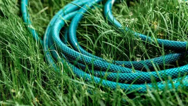 Ile wody leci z węża ogrodowego? Kluczowe czynniki wpływające na przepływ