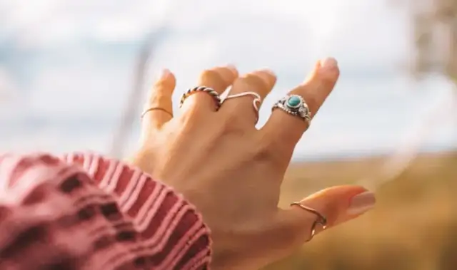 Znaczenie obrączki na prawym kciuku - symbolika i tradycje