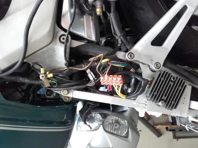 Gdzie są bezpieczniki Yamaha FJR 1300 i jak uniknąć problemów?