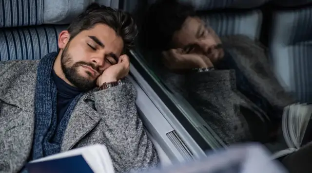 Jak spać w autokarze: sprawdzone sposoby na komfortowy sen w podróży