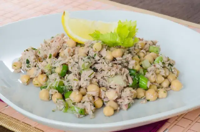Ensalada de garbanzos con atún: tu receta perfecta y saludable