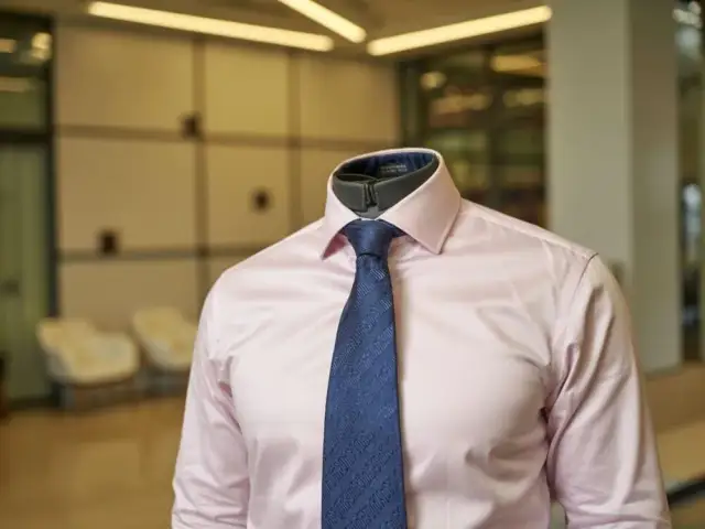 Jakie krawaty do różowej koszuli? Oto najlepsze połączenia stylowe