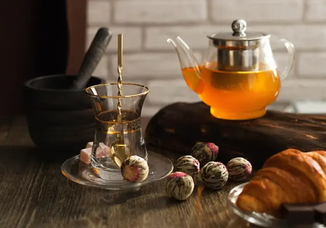 Jaka herbata nawadnia organizm? Obalamy mit i polecamy najlepsze