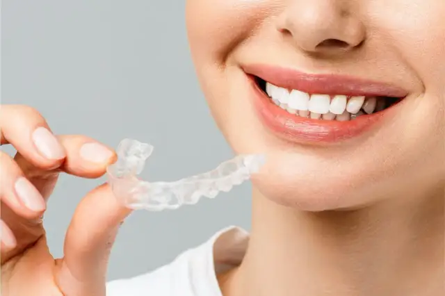 Wybielanie zębów: Gabinet vs Dom. Która metoda jest dla Ciebie?