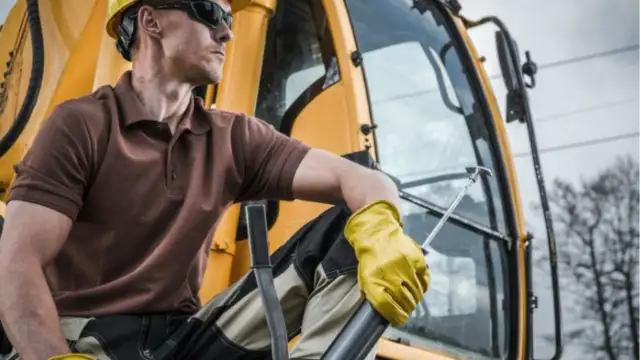 Ile zarabia operator koparko-ładowarki? Zaskakujące fakty o wynagrodzeniach