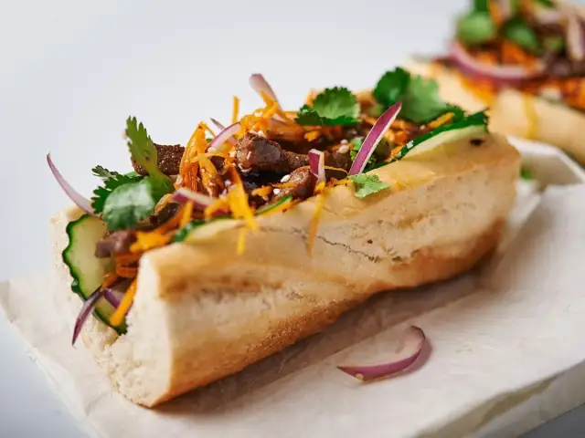 Pyszny banh mi przepis: bagietka z wołowiną, ogórkiem, marchewką, czerwoną cebulą i kolendrą.