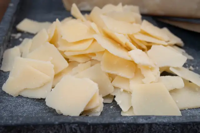 Parmigiano Reggiano a parmezan: Czy to ten sam ser? Rozwiewam wątpliwości!