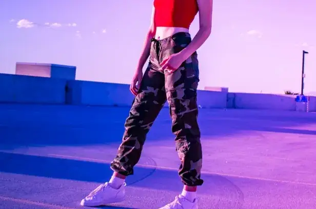 Jaka bluzka do bojówek, aby uniknąć modowych faux pas?