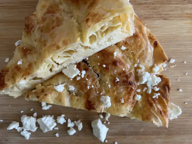 Pyszna banica z serem, idealna na śniadanie. Ten przepis na banicę jest prosty i szybki.