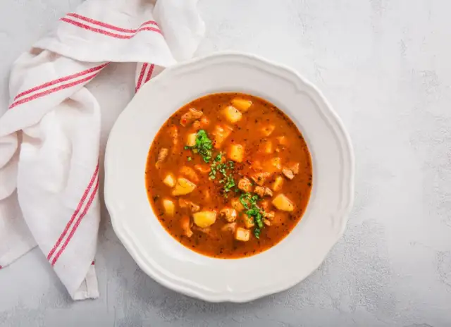 Jak zrobić zupę ogonową? Przepis mistrza na tradycyjny smak