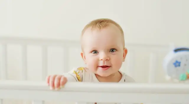 Skok rozwojowy 11 miesiąc: objawy, które mogą zaniepokoić rodziców