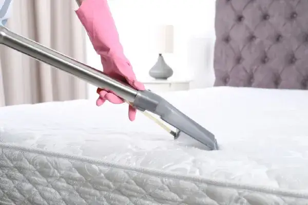 Skuteczne sposoby na usunięcie zapachu moczu z materaca