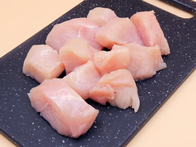 Jak bezpiecznie wyrzucić surowe mięso: Zasady i przepisy prawne