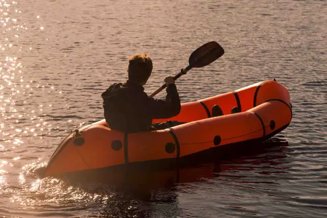 Ponton czy kajak? Który sprzęt wodny wybrać? Poradnik eksperta