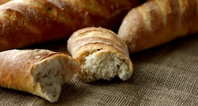 Jak upiec bagietkę z dziurami? Wysoka hydratacja to klucz!