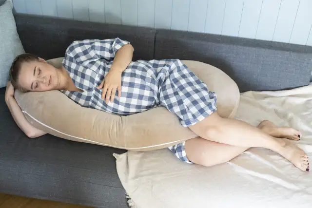 Poduszka ciążowa: kiedy zacząć używać? Przewodnik dla przyszłych mam