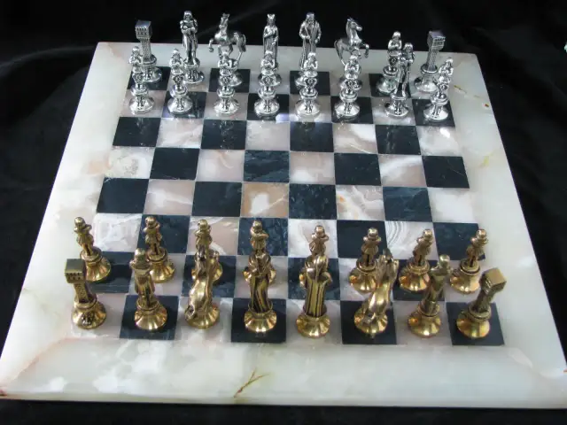 Szachy z onyksu: przewodnik po luksusowej inwestycji. Jak wybrać?