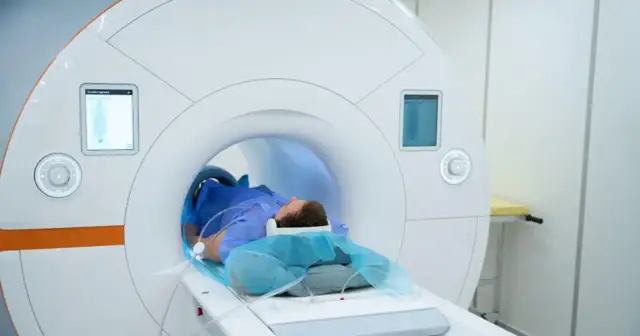 Pacjent leżący w aparacie do rezonansu magnetycznego.