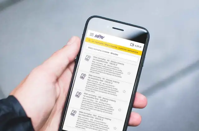 Aplikacja mPay na telefonie pokazuje opcje zakupu biletów imiennych. Szybko i łatwo dowiesz się, jak kupić bilet w aplikacji mbank.
