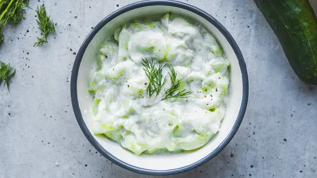 Jakie przyprawy do mizerii? Odkryj sekrety idealnego smaku