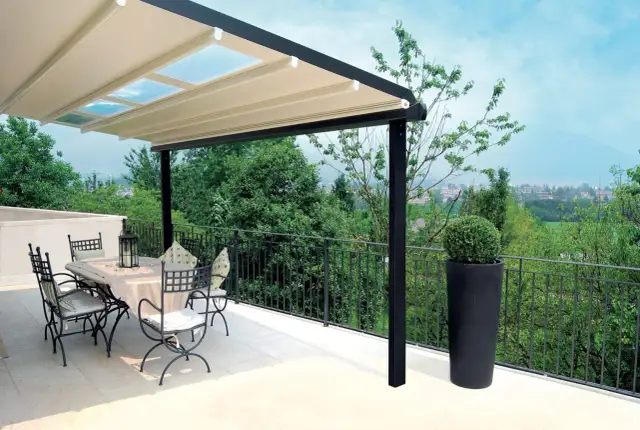 Czym zadaszyć taras drewniany? Poznaj najlepsze opcje i ich wady