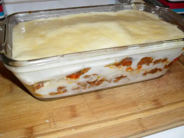 Gotowa do pieczenia lasagne z mięsem mielonym w szklanym naczyniu. Prosty przepis na pyszny obiad.