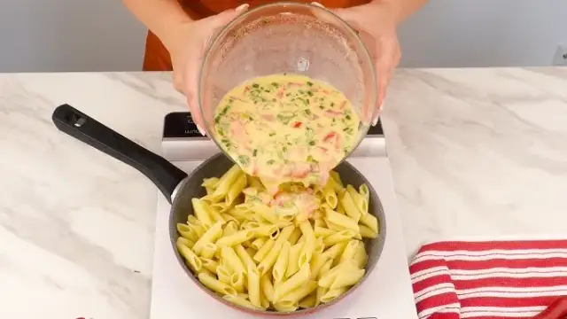 Szybkie i łatwe przepisy na obiad z jajek i makaronu, które zaskoczą