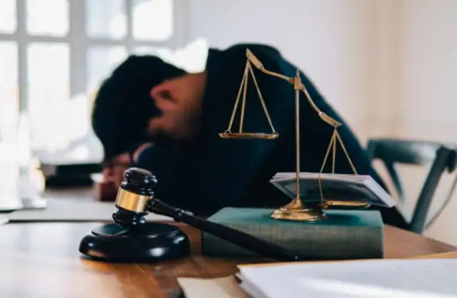 Czy adwokat niewykonujący zawodu może chodzić do sądu? Oto prawda.