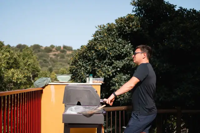 Bezpieczne grillowanie: grill gazowy na balkonie w bloku i przepisy