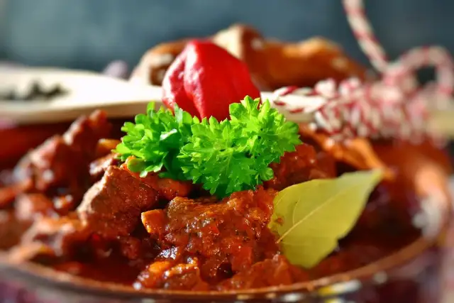 Jakie przyprawy do sosu z mięsa wieprzowego, aby wzbogacić smak?