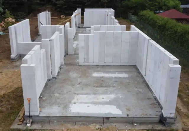 Beton, ceramika, silikaty: Jaki materiał na dom wybrać w 2026?