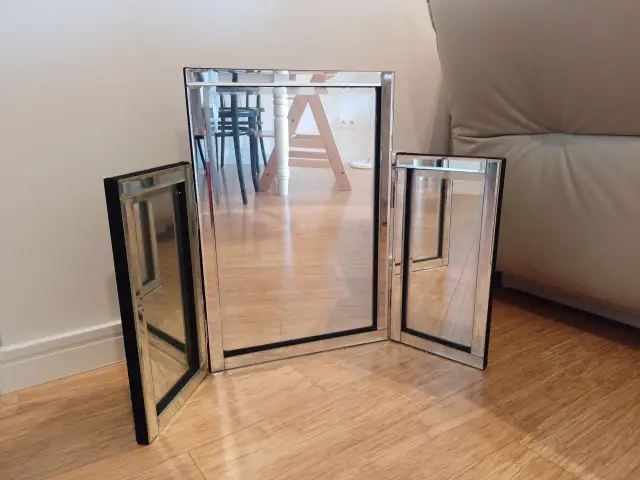 Oświetlenie toaletki z lustrem trójdzielnym: Sekret makijażu bez cieni