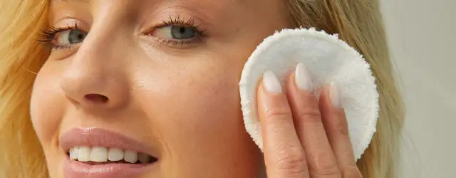 Peeling na prosaki - Jak bezpiecznie usunąć grudki i wygładzić cerę?