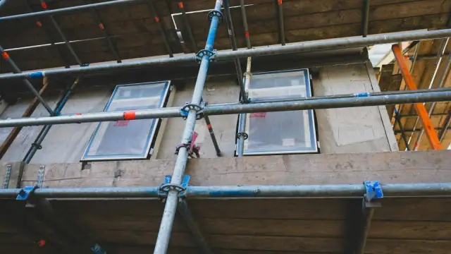 Gdzie zgłosić rozbiórkę budynku gospodarczego? Uniknij problemów z formalnościami