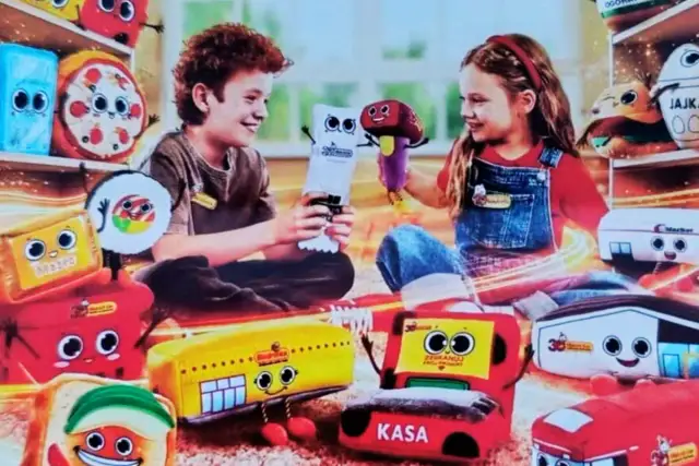Dzieci bawią się pluszowymi zabawkami z Biedronki, które wyglądają jak produkty spożywcze i sklepowe.