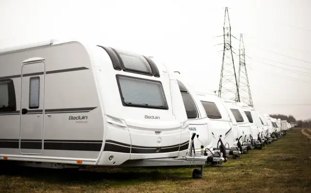 Ile kosztuje zimowanie przyczepy kempingowej? Sprawdź ceny i opcje