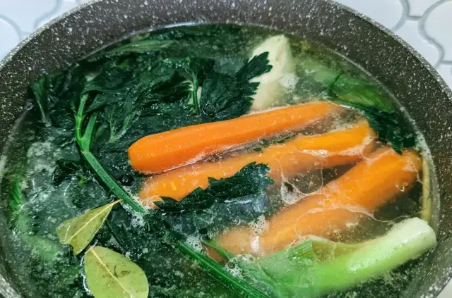 Rosół wieprzowo-drobiowy: przepis na klarowny bulion idealny!