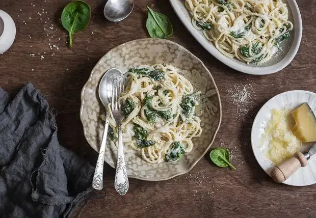 Jak zrobić makaron ze szpinakiem? Szybki przepis i triki!