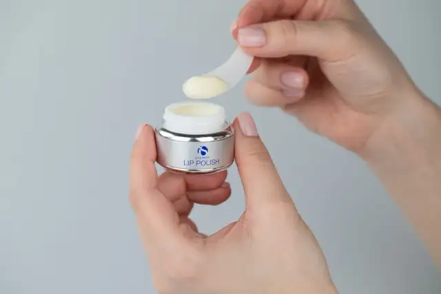 Makijaż permanentny ust: Pielęgnacja po zabiegu i gojenie krok po kroku