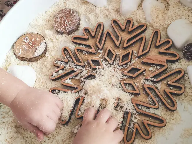 Zimowe zabawy sensoryczne: Proste pomysły na rozwój w domu