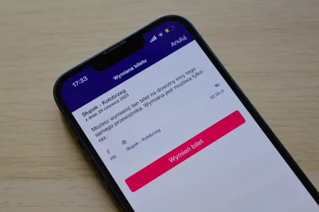 Ekran smartfona z aplikacją PKP pokazującą opcję wymiany biletu.