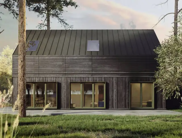 Nowoczesny dom z drewnianą elewacją i dużymi oknami, otoczony drzewami.