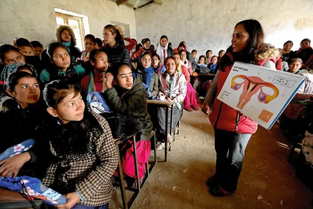 Nauczycielka pokazuje rysunek układu rozrodczego dziewczętom w szkole. Dowiadujemy się, robimy co to za aplikacja edukacyjna.